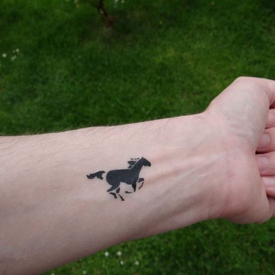 Tatouage Cheval Discret (3)