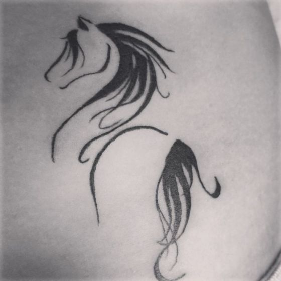 Tatouage Cheval Minimaliste (3)