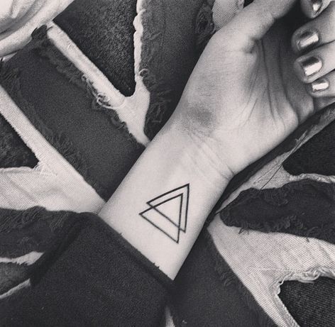 Tatouage Deux Triangles (6)