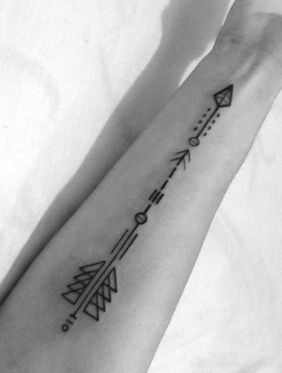 Tatouage Fleche Geometrique (2)