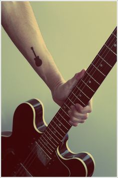 Tatouage Guitare Minimaliste (14)