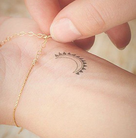 Tatouage Lune Femme (11)