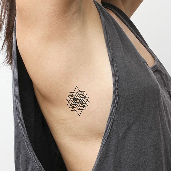 Tatouage Triangle Femme (2)