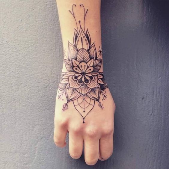 Tatouages Main Femme (2)