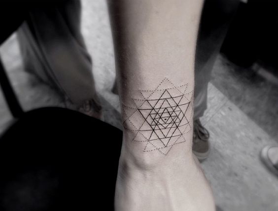 Tatouages Stars Main (1)