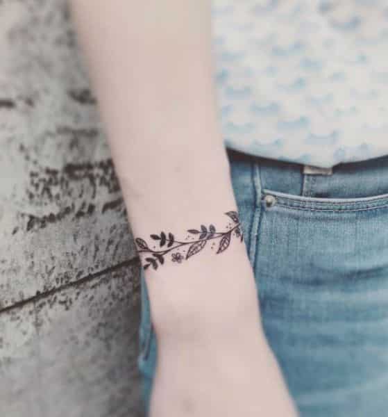 flores en la muñeca tatuaje