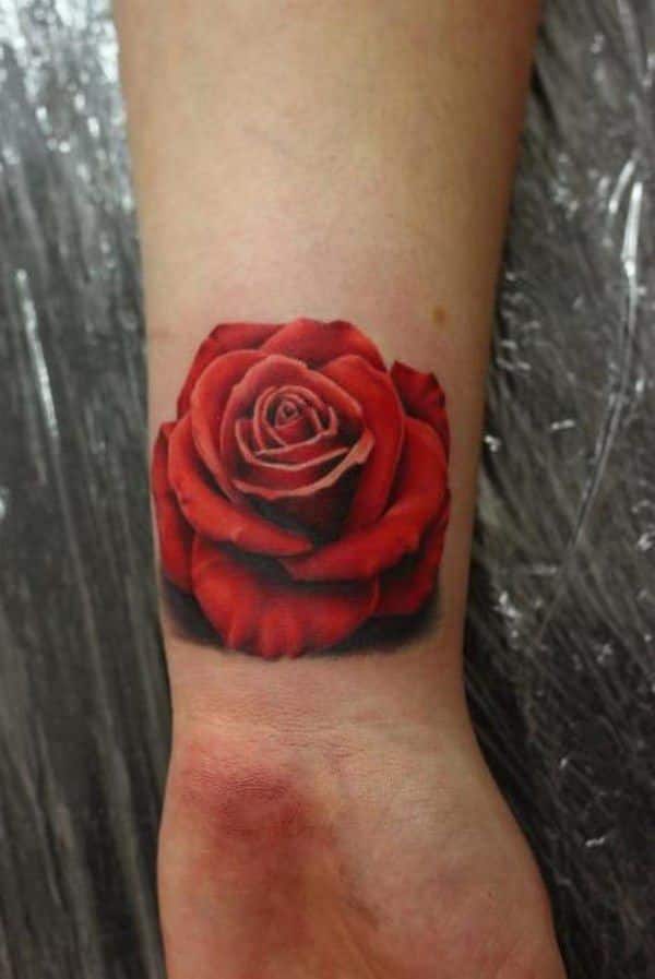 tatuaje de flor en la muñeca