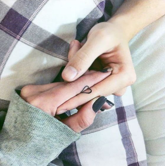 tatuajes parejas pequeños dedos