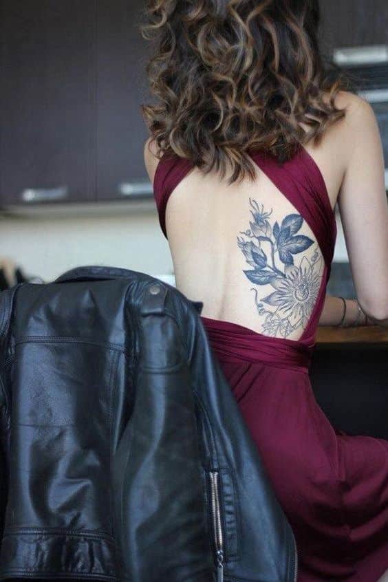 espalda flor tatuaje