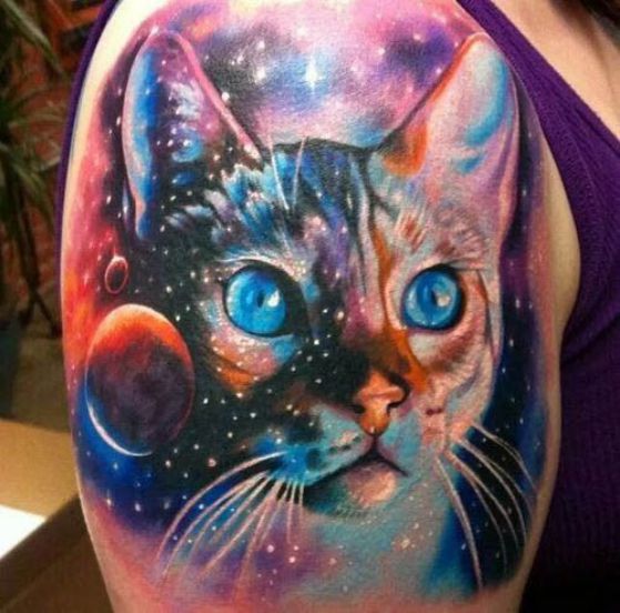 gato cosmico tatuaje