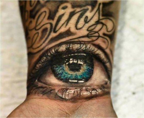 tatuaje de ojo en la muñeca