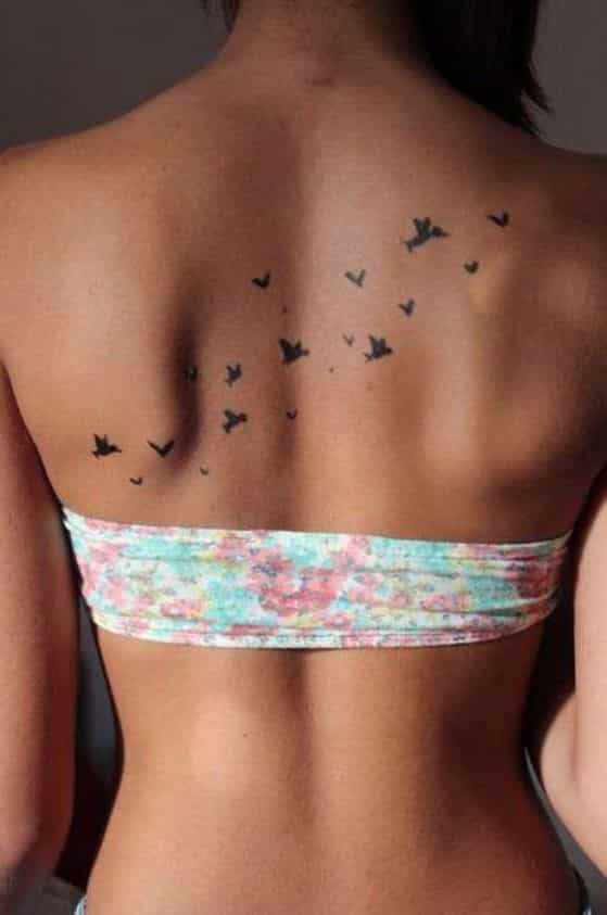 tatuajes de pajaritos en la espalda