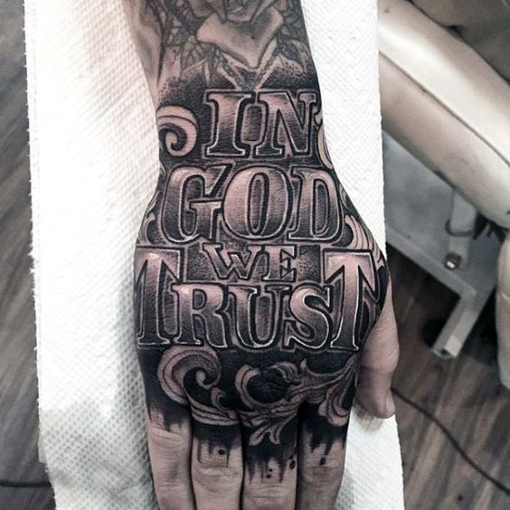 mano tatuaje letras