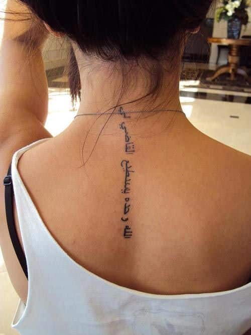 tatuaje en la espalda letras arabes