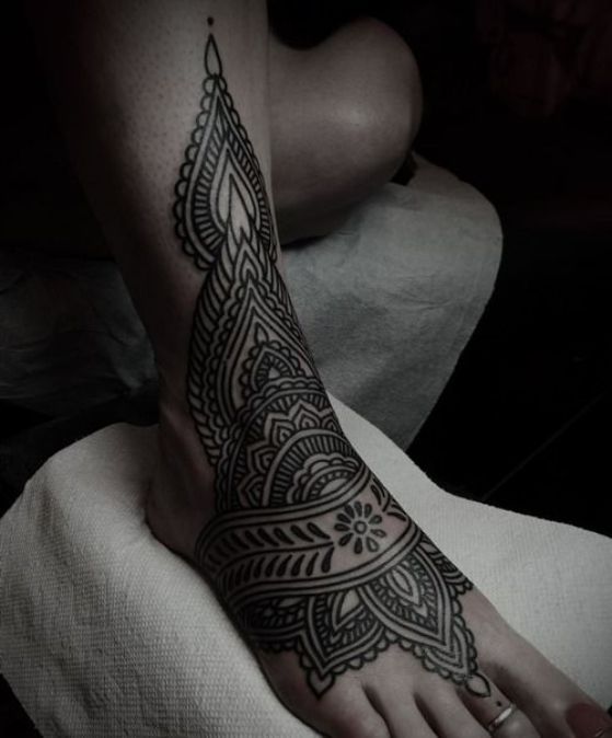tatuaje tribal en el pie