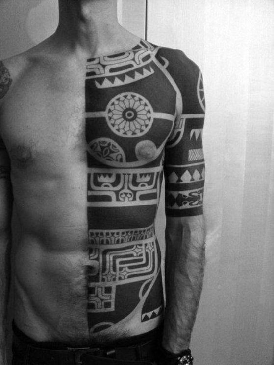 tribal en la mitad del cuerpo tattoo