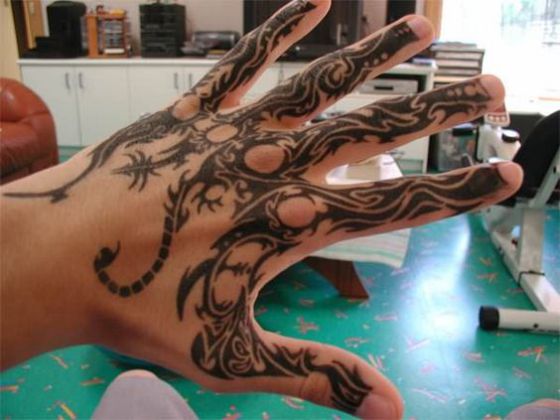 tribal en las manos tatuaje
