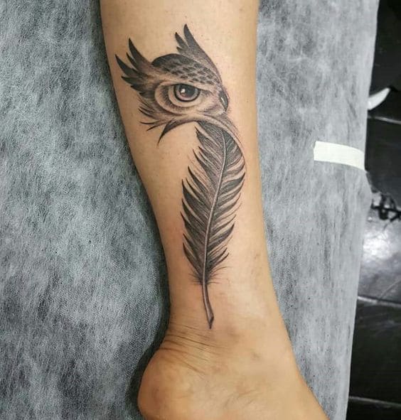 Tatuaje De Pluma Con Aves Buho