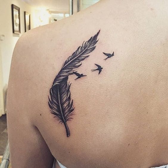 Tatuaje De Pluma Con Aves Pequeñas