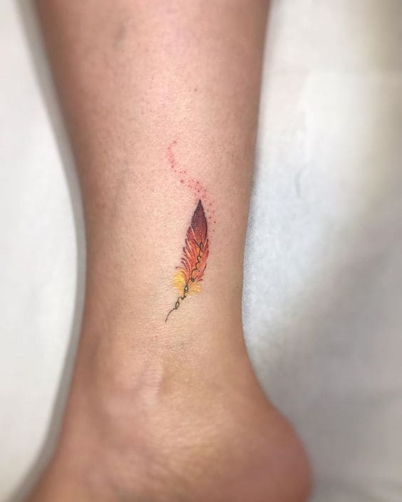 Tatuaje De Pluma Pequeñas En El Tobillo