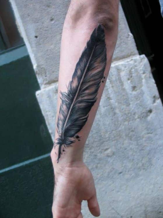 antebrazo pluma tatuaje