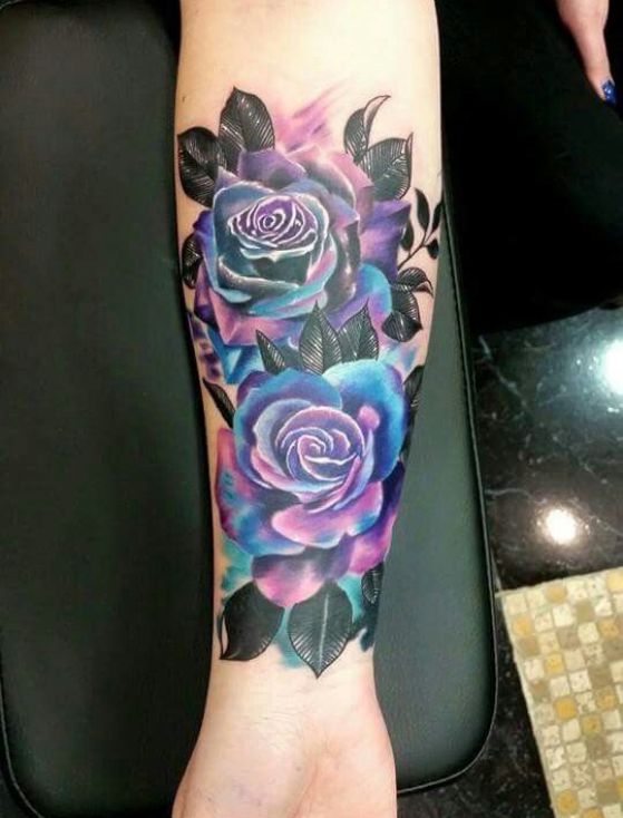 full color tatuaje rosa brazo