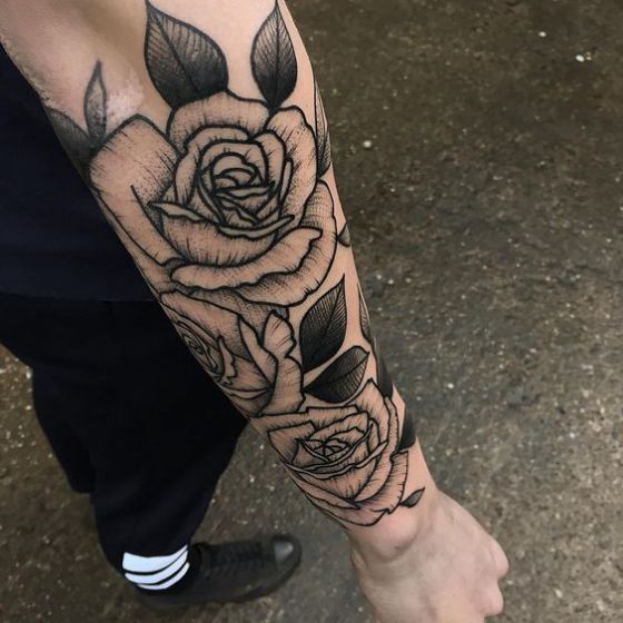 hombre tatuaje rosa