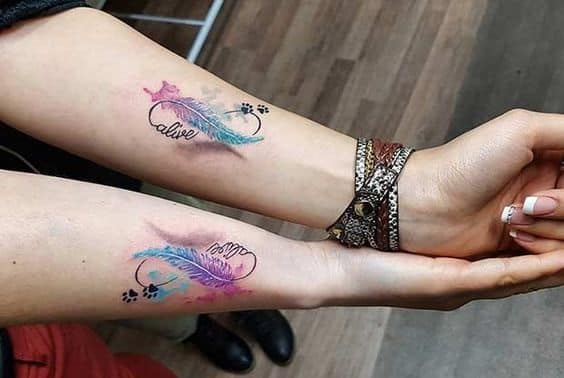 parejas tatuaje plumas