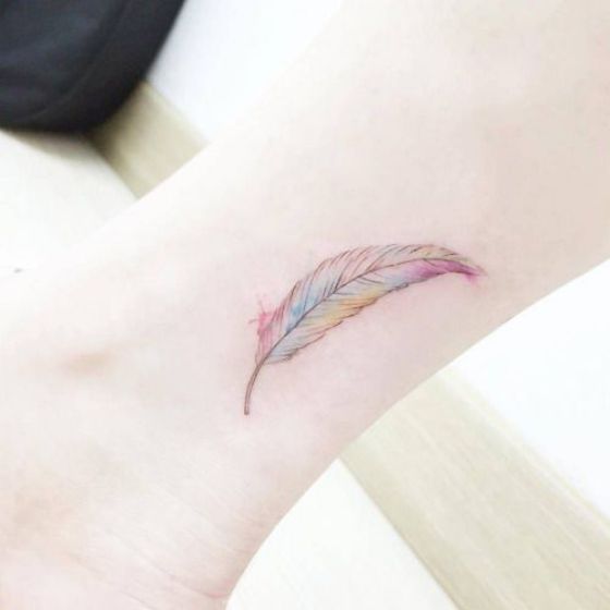 pluma de colores tatuaje chicas