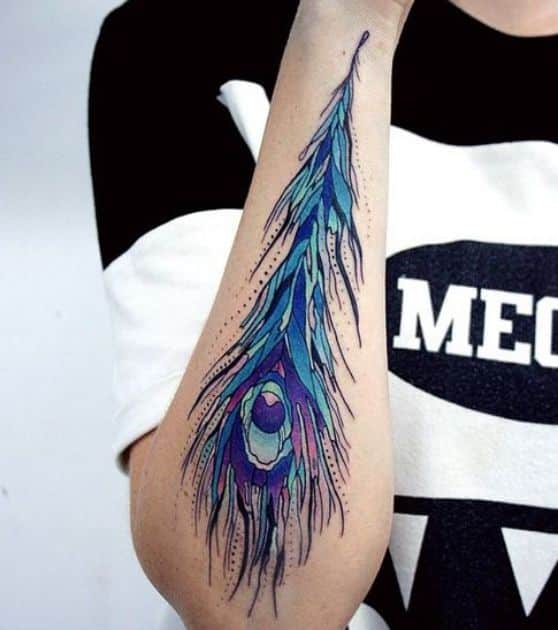pluma de pavo real tatuaje