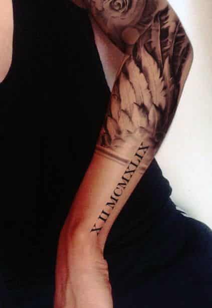 plumas con frases en el brazo