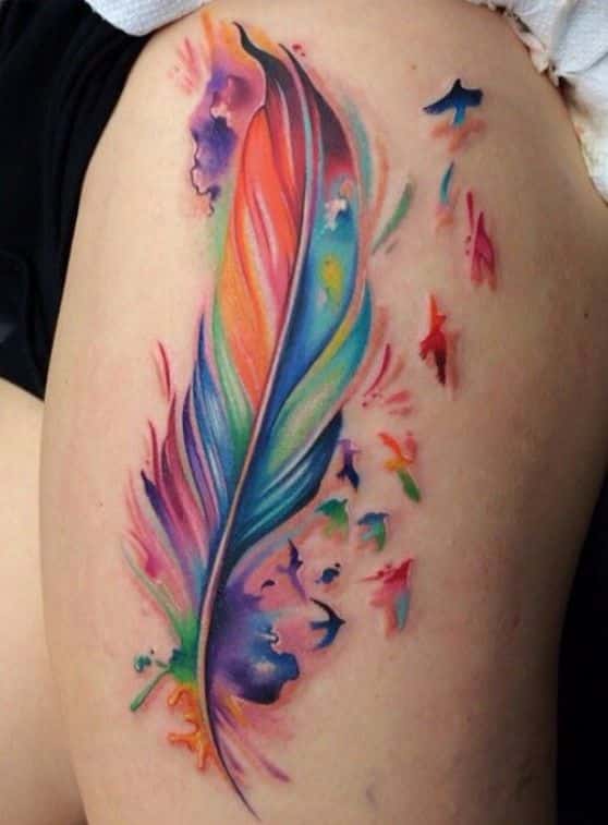 plumas llena de color tatuaje