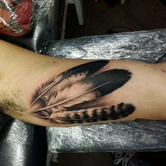 plumas tipo chaman tatuaje