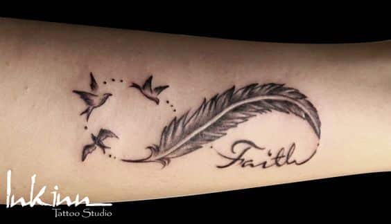 plumas y frases tatuaje