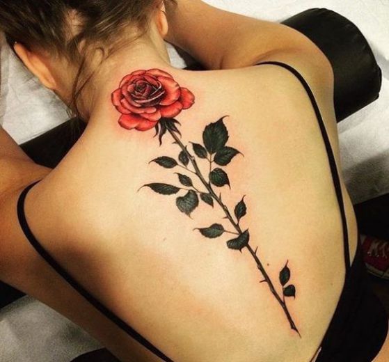 rosa en la espalda tatuaje