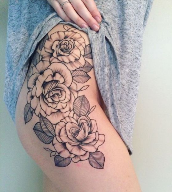 rosas blanco y negro tatuaje en pierna