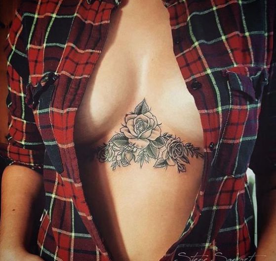 rosas en el pecho tatuaje