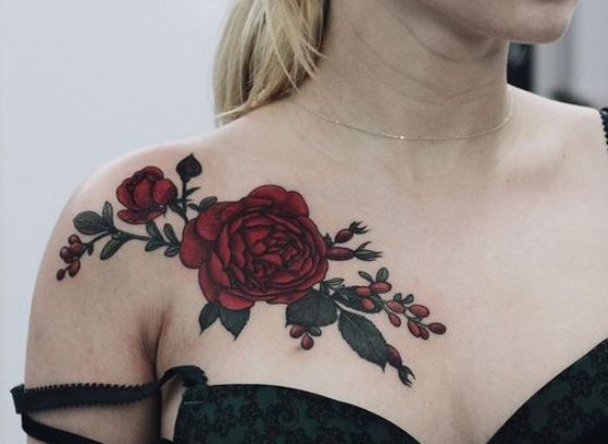 tattoo de rosas en el hombro