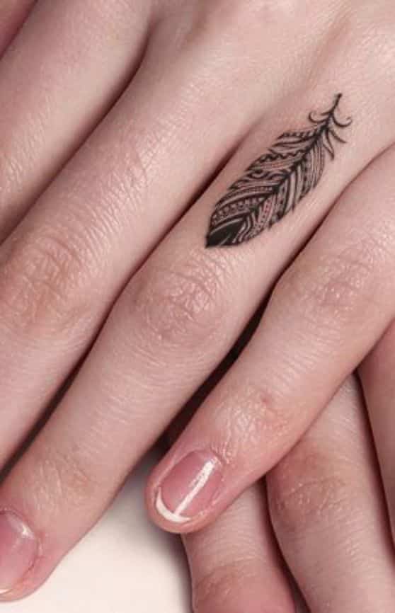 tatuaje de plumas en los dedos
