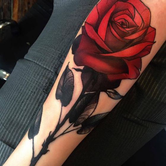 tatuaje en el brazo rosa roja