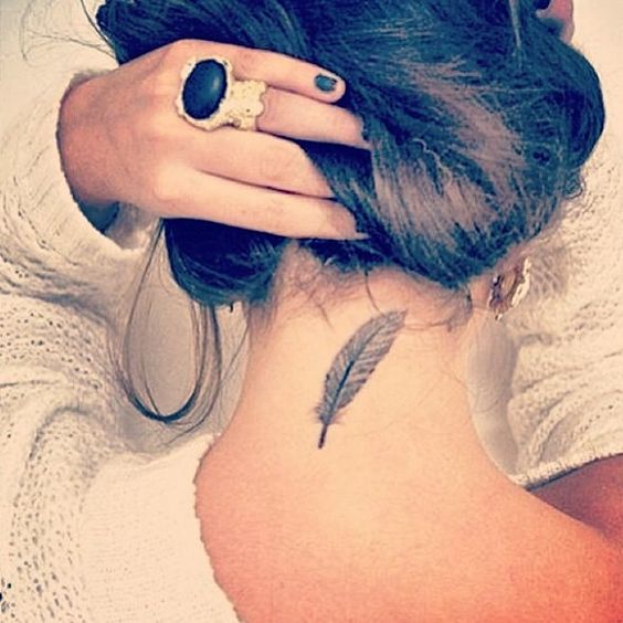 tatuaje pluma en el cuello