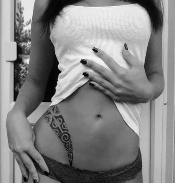 chicas tatuaje en cintura