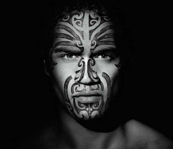hombre tatuaje maori