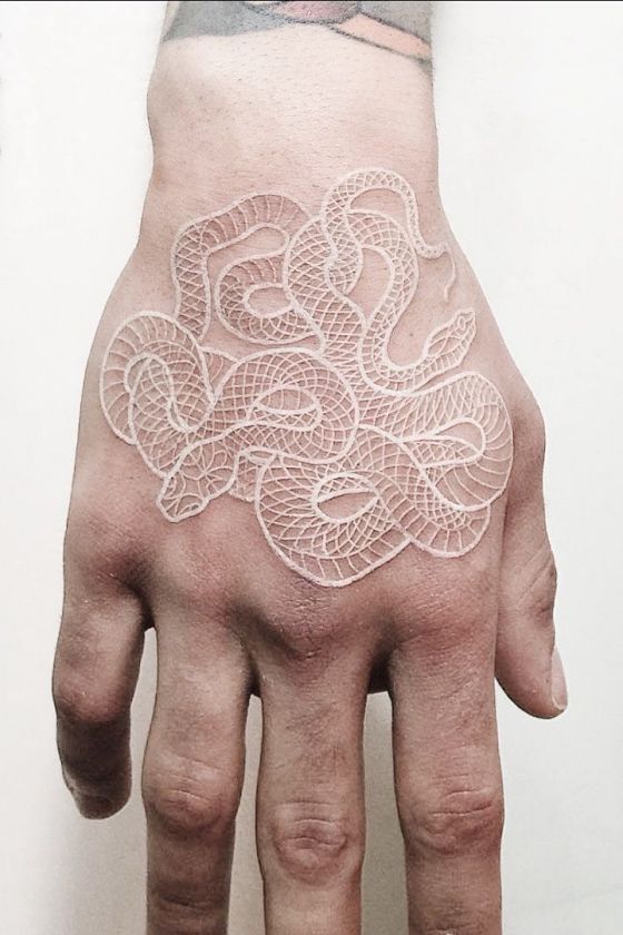 tattoos blancos en la mano