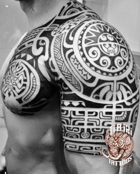 tatuajes maories en hombro