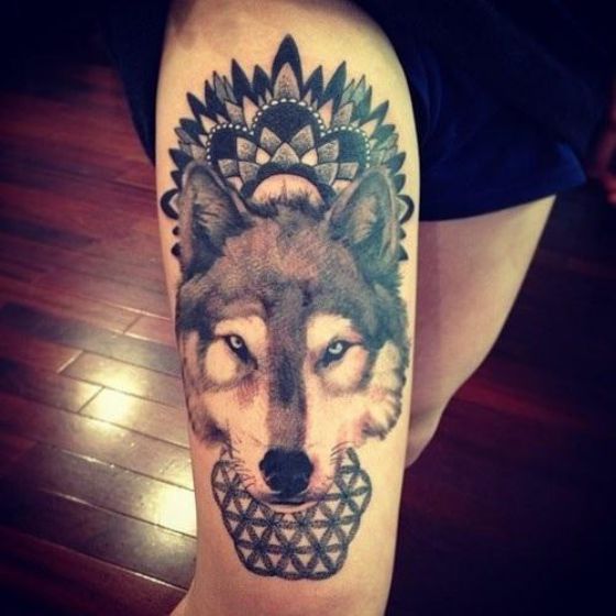 tatuaje de lobo pierna mujer