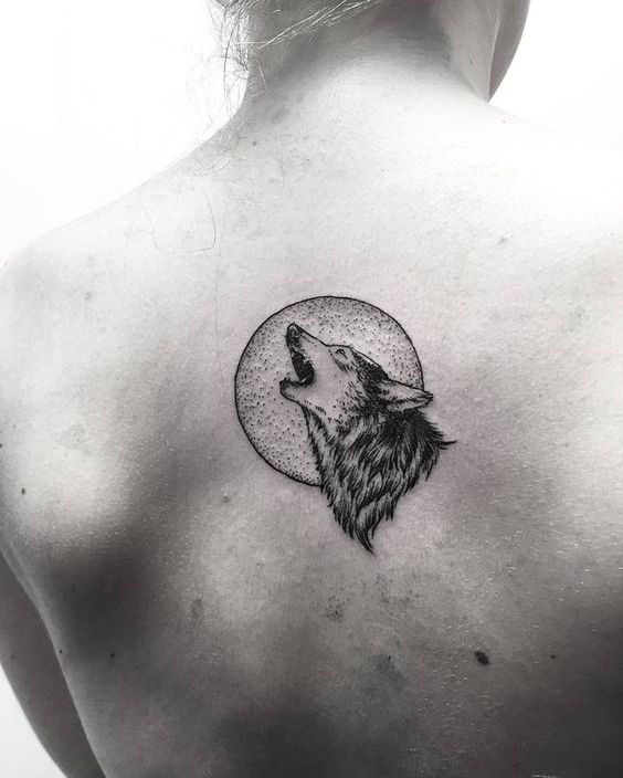 tatuaje de lobo mujer espalda