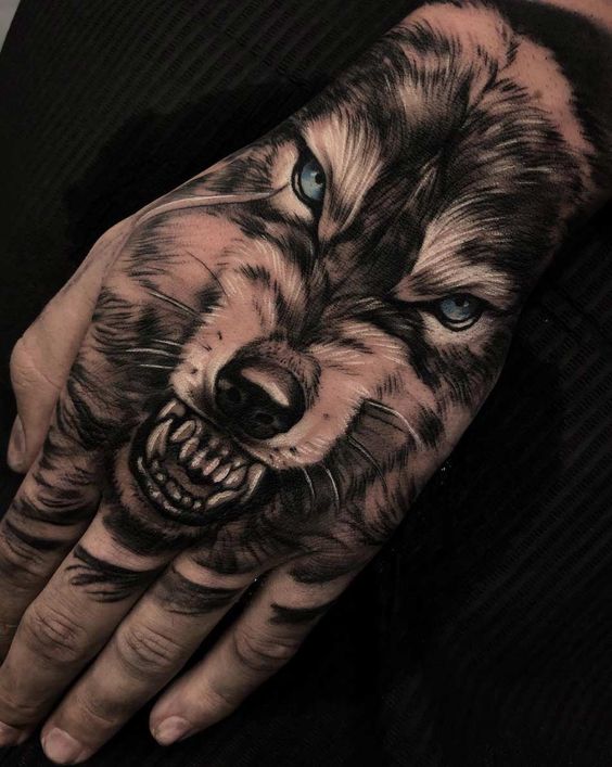 tatuaje de lobo gruñendo mano