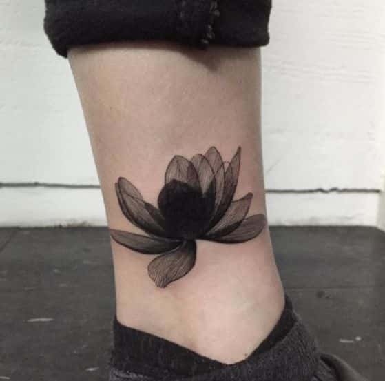 blnaco y negro tatuaje de flores