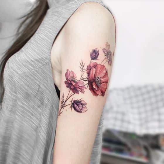 brazo con flores de colores